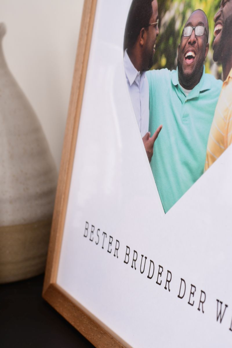 Primer plano de un marco de fotos de 30x30 de roble con paspartú de corazón para el mejor hermano del mundo